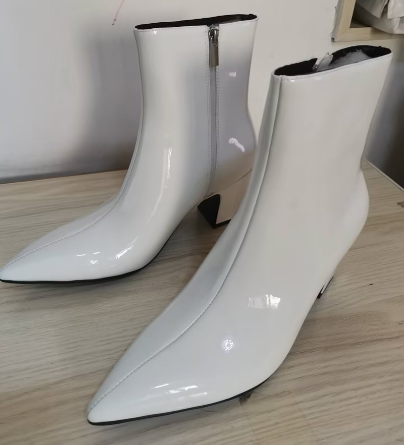 Men Formal Wear With Boots - 新しいファッション白いブーツ男性用高品質パテントレザーブーツ男性ハイヒールブーツポインテッドトゥドレスシューズ